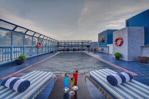 室外游泳池，日光浴躺椅