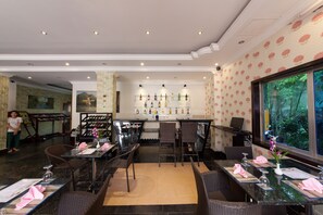 Frokost, lunsj og middag serveres, utsikt mot hagen