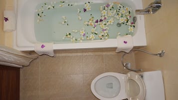 Deluxe Twin Room - Free Pick Up at Bus Station | Baño | Regadera, amenidades de baño de diseñador, secadora de cabello