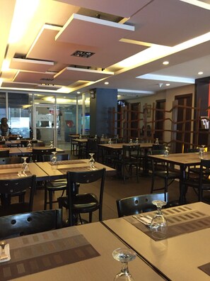 Café da manhã feito na hora todos os dias mediante uma taxa