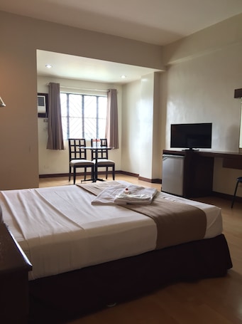 Ropa de cama de alta calidad y caja de seguridad en la habitación