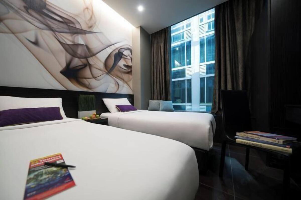 Roupas de cama premium, cofres nos quartos, escrivaninha