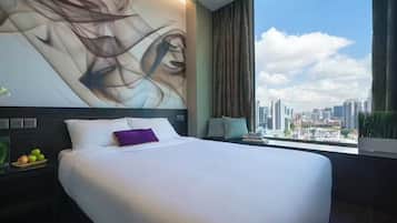 Habitación de hotel moderna con una cama grande, vistas a la ciudad y un cuadro abstracto de gran tamaño en la pared.