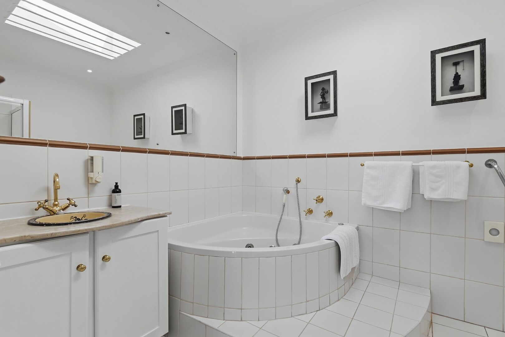 Deluxe-Doppel- oder -Zweibettzimmer, 1 Doppelbett oder 2 Einzelbetten, Poolblick, Poolseite | Badezimmer