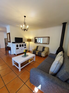 Bungalow Superior, 2 camere da letto, piscina privata | Area soggiorno | TV a schermo piatto 32 pollici con canali via cavo, TV, Netflix