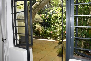 Standard-Doppelzimmer, 1 Doppelbett oder 2 Einzelbetten, Gartenblick, zum Innenhof hin | Ausblick vom Zimmer
