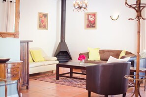 Superior Bungalow, 2 Bedrooms, Private Pool | Living area | 32-inch flat-screen TV with cable channels, TV, Netflix - Paradiso Guest House (Cape Town)