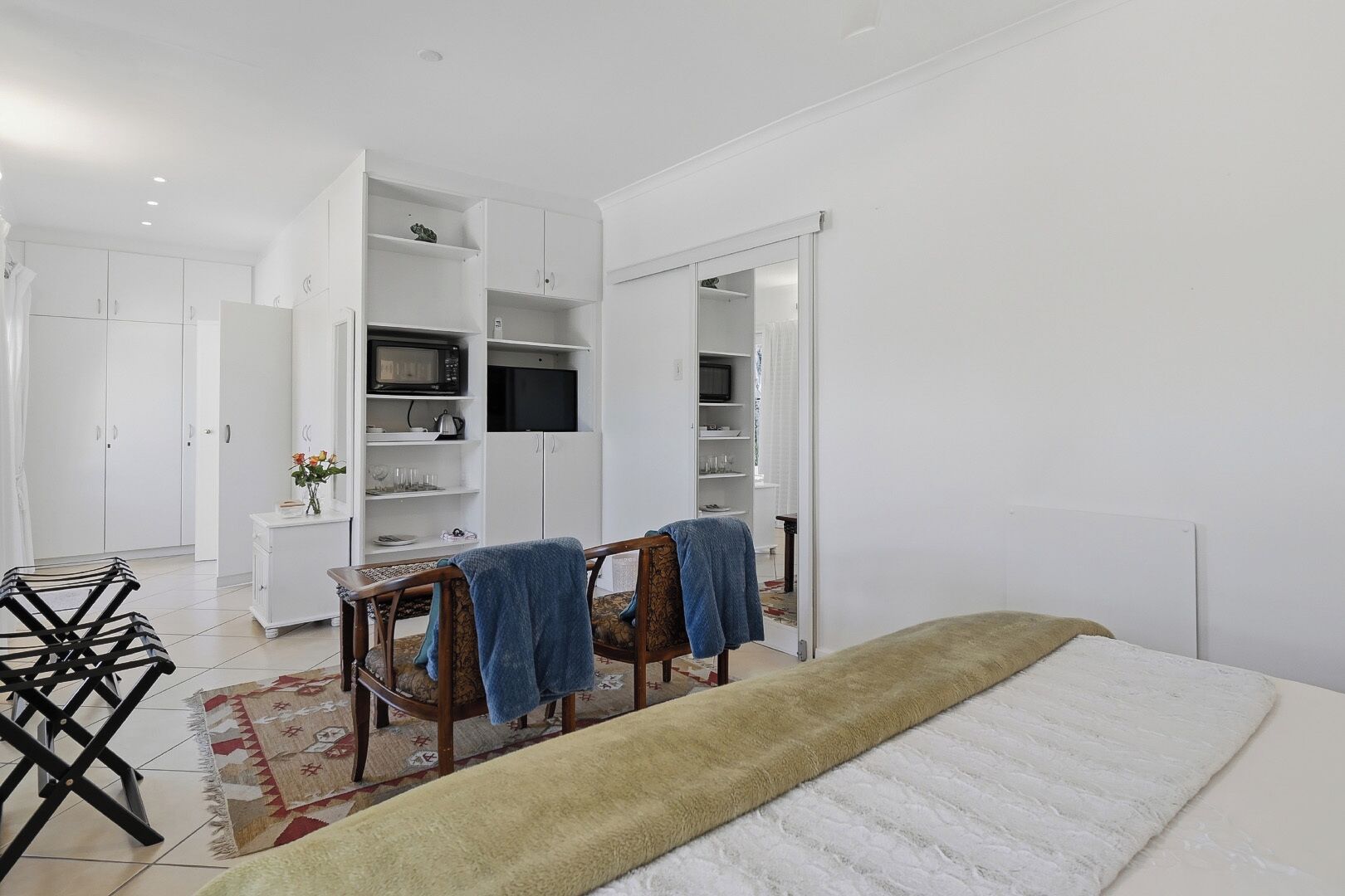 Kahden hengen deluxe-huone (yksi tai kaksi sänkyä), 1 parisänky tai 2 yhden hengen sänkyä | Ylelliset vuodevaatteet, Select Comfort -patjalliset sängyt