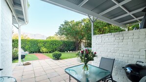 Dobbeltværelse - 1 dobbeltseng eller 2 enkeltsenge - udsigt til have - have-område (Self Catering) | Terrasse/gårdhave