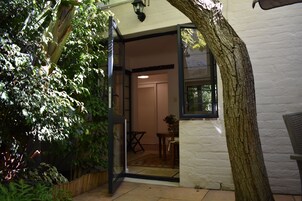 Quarto casal standard, 1 cama de casal ou 2 camas de solteiro, vista para o jardim, no pátio | Terraço/pátio