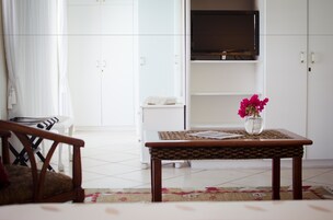 Quarto casal ou duplo luxo, 1 cama de casal ou 2 camas de solteiro, vista para a piscina | Roupas de cama premium, camas Select Comfort, cofres nos quartos