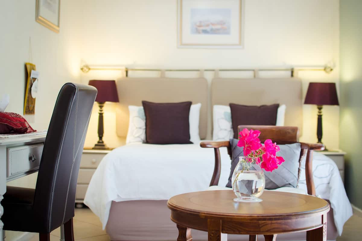 Standaard tweepersoonskamer, 1 tweepersoonsbed of 2 eenpersoonsbedden, uitzicht op tuin | Luxe beddengoed, Select Comfort-bedden, een kluis op de kamer