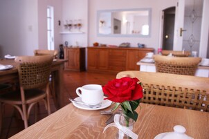 Café da manhã com buffet grátis todos os dias