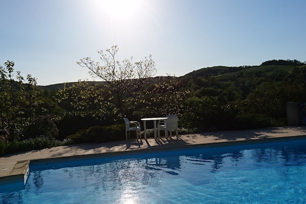 حمّام سباحة خارجي موسمي، مظلات على حمّام السباحة، مقاعد للتشمس