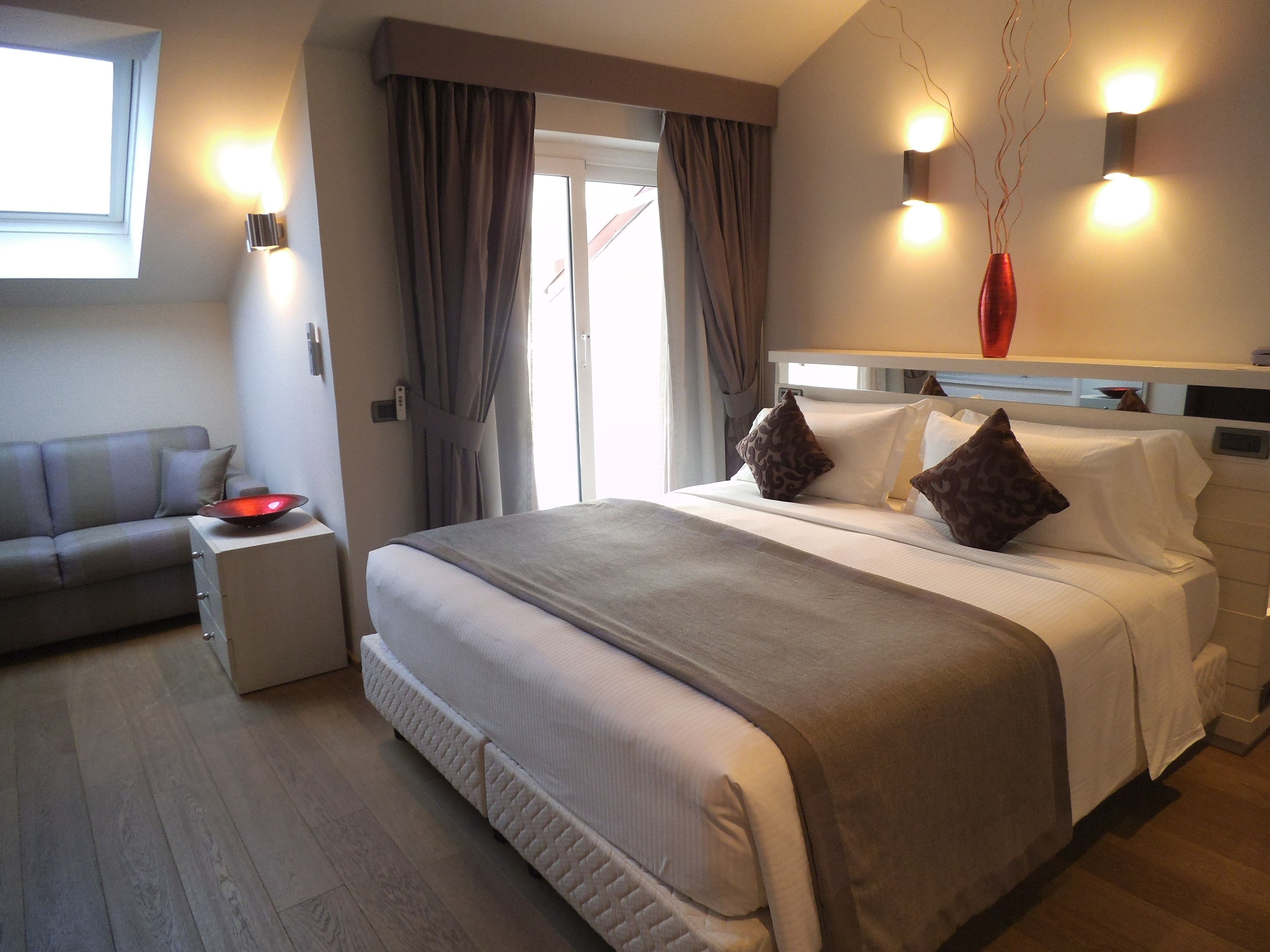 studio suite | hypo-allergenic bedding, minibar, in-room safe, desk