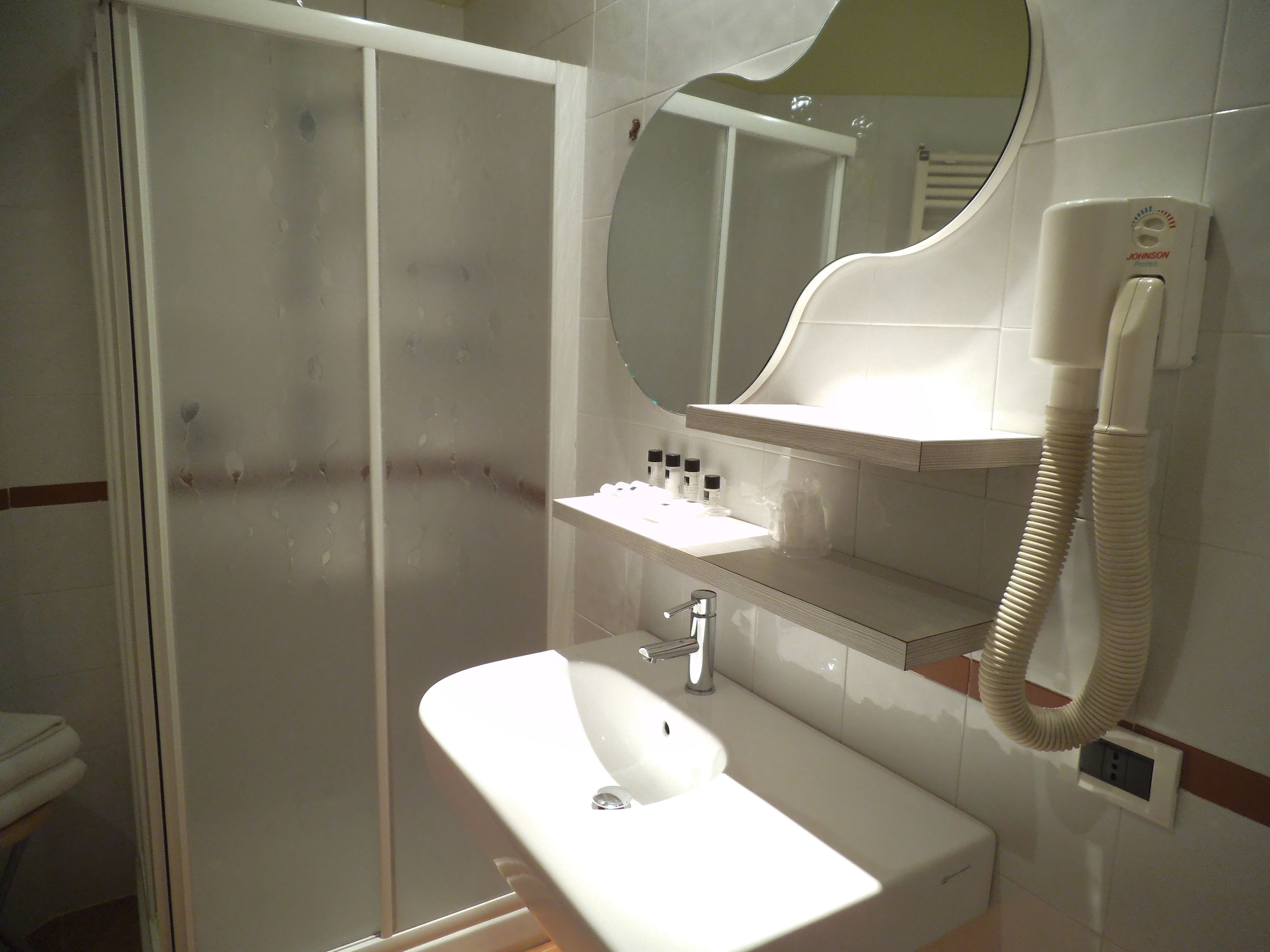 single room | bathroom | free toiletries, hair dryer, bidet, towels