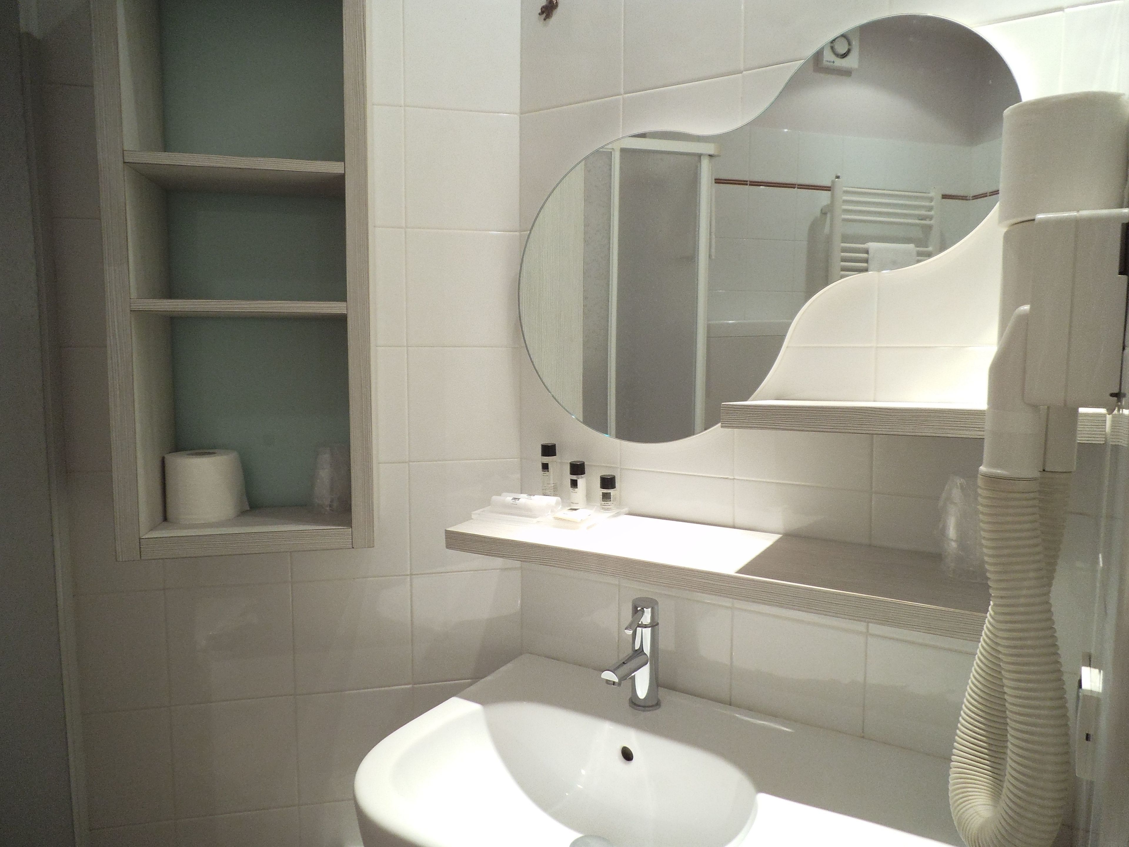double room | bathroom | free toiletries, hair dryer, bidet, towels