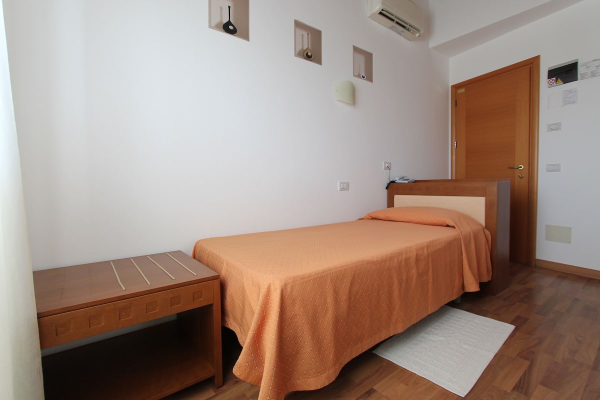 Single Room, Sea View | Minibar, in-room safe, desk, iron/ironing board