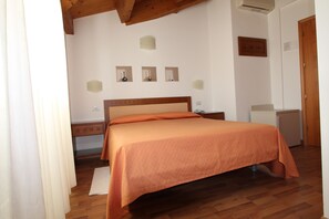 Doppelzimmer, Meerblick | Minibar, Zimmersafe, Schreibtisch, Bügeleisen/Bügelbrett
