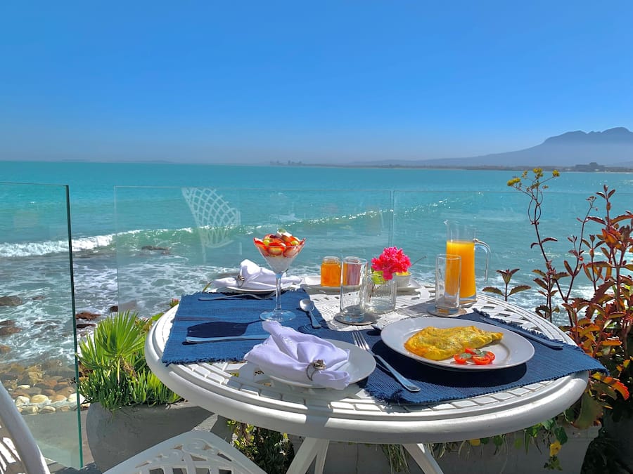 Daily cooked-to-order breakfast (ZAR 180 per person)