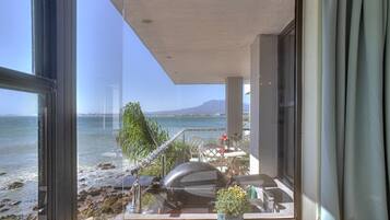 Luxury Suite, 1 King Bed with Sofa bed, Spa Bath, Ocean View, Beachside | Terrasse/Patio