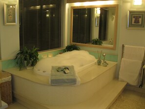 Premium Room, 1 King Bed, Spa Bath, Ocean View, Beachside | Jetted bathtub