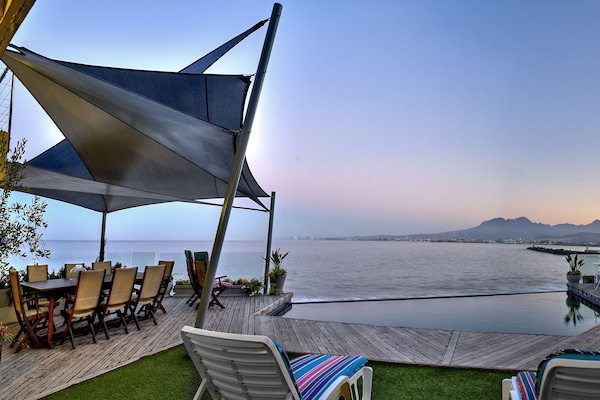 Piscina all'aperto, ombrelloni da piscina, lettini