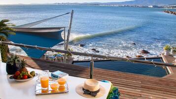 Premier Room, 1 King Bed, Ocean View, Beachside | Balcony