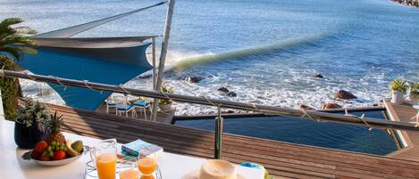 Premier Room, 1 King Bed, Ocean View, Beachside | Balkon