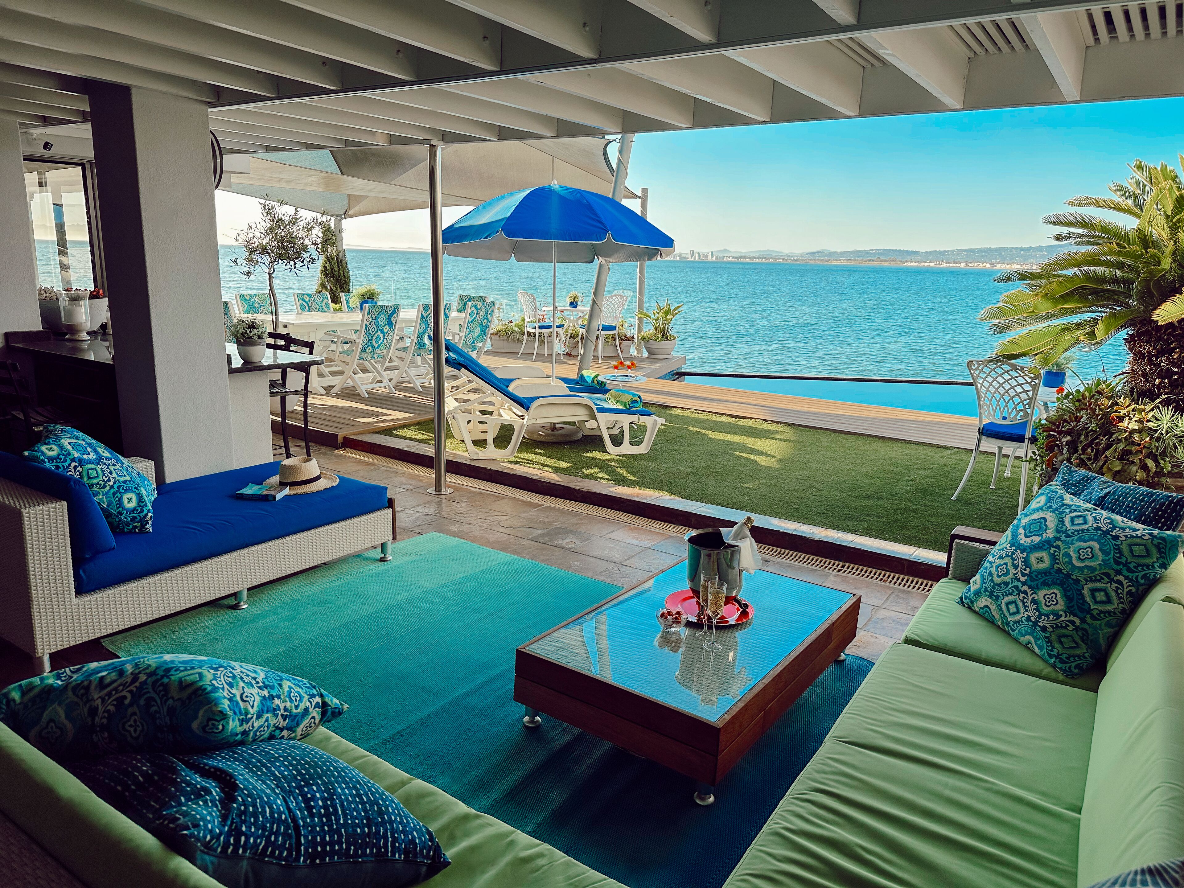 Alberca al aire libre, sombrillas en la alberca y camastros 