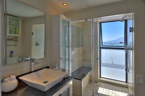 Deluxe-Suite, 1 Queen-Bett und Schlafsofa, Meerblick | Badezimmer | Designer-Toilettenartikel, Haartrockner, Handtücher, Seife