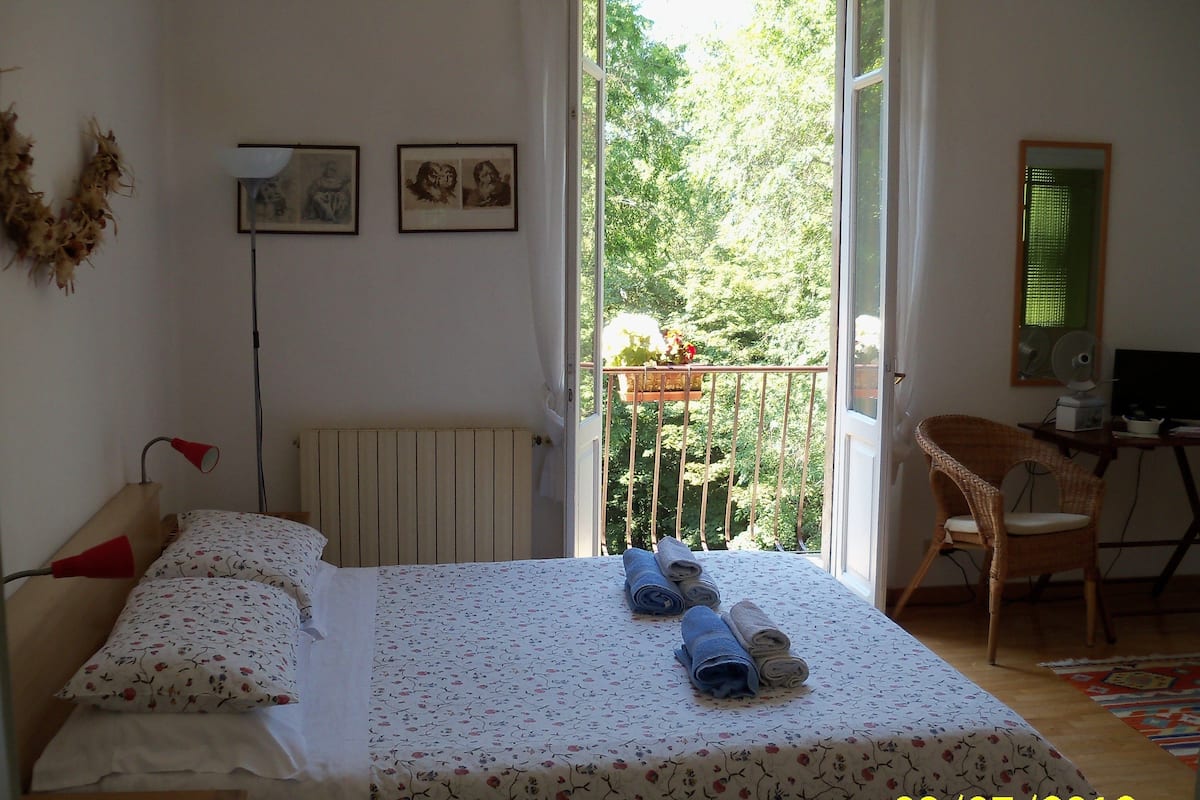 Down duvets, desk, free WiFi, individually decorated