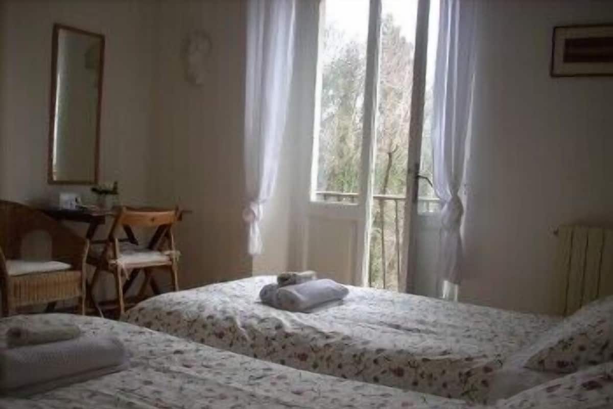Down duvets, desk, free WiFi, individually decorated