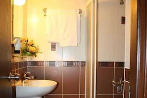 Amenidades de baño gratuitas, secadora de cabello, toallas