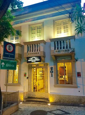 Front of property - evening/night - Monte Castelo (Rio de Janeiro)