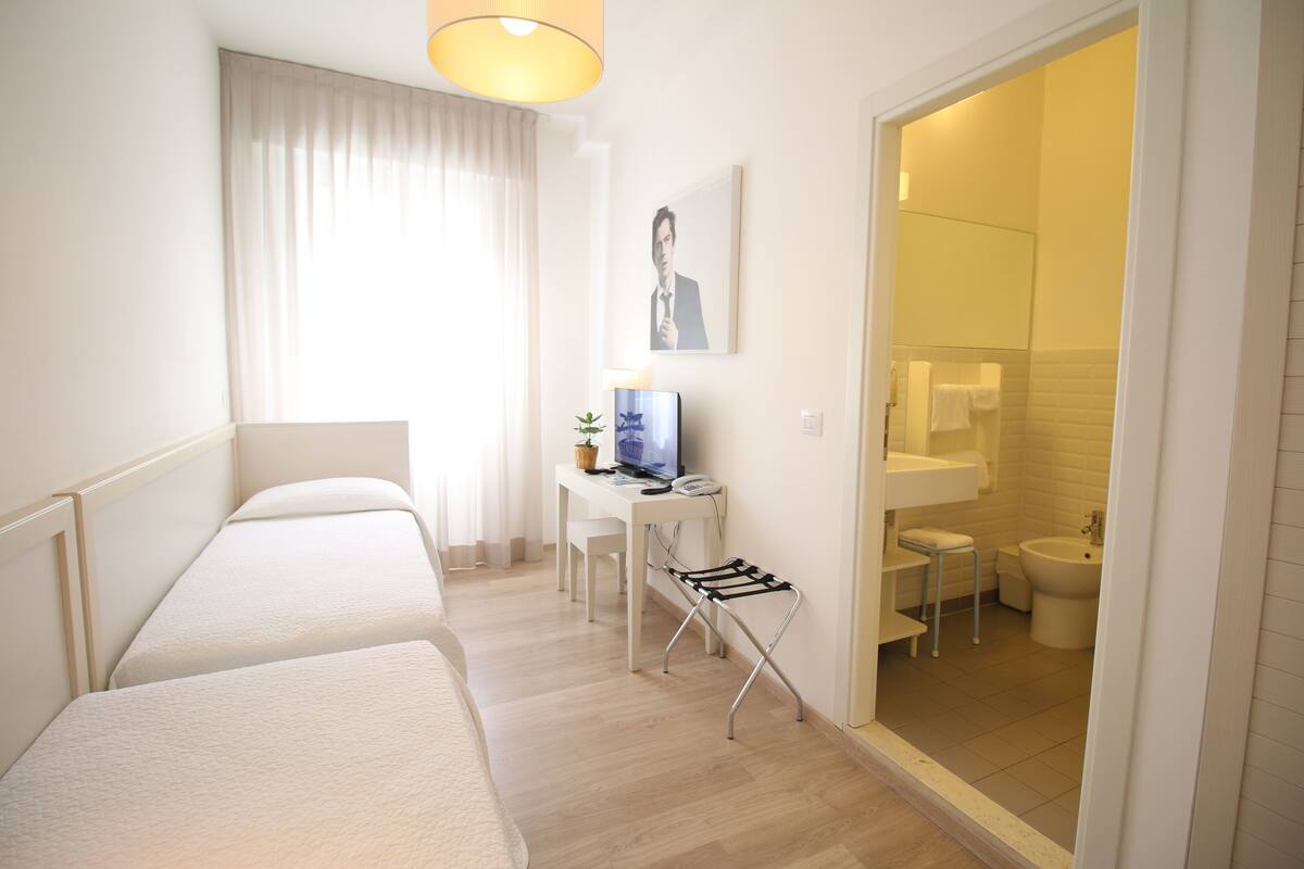 Comfort Single Room | Egyptian cotton sheets, premium bedding, down comforters, desk