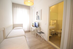 Comfort Single Room | Egyptian cotton sheets, premium bedding, individually decorated, desk