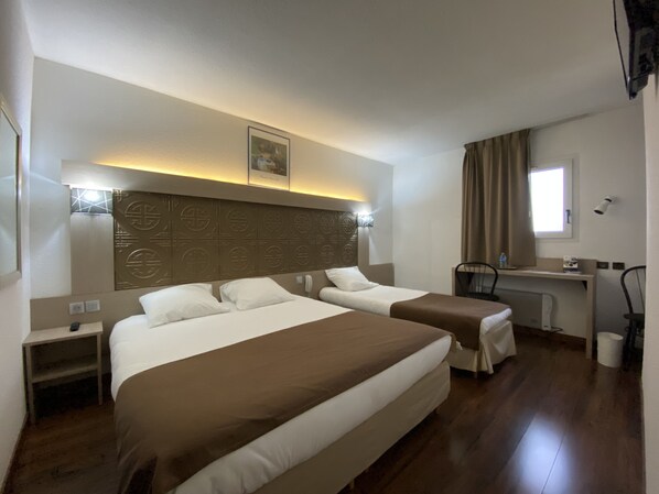 Hypo-allergenic bedding, desk, free WiFi, bed sheets - Hotel Kimotel (Epone)