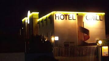 Un edificio con insegne illuminate che riportano le scritte