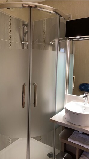 Combined shower/bathtub, spring water bathtub, free toiletries - Hotel Kimotel (Epone)
