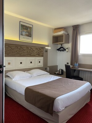 Hypo-allergenic bedding, desk, free WiFi, bed sheets