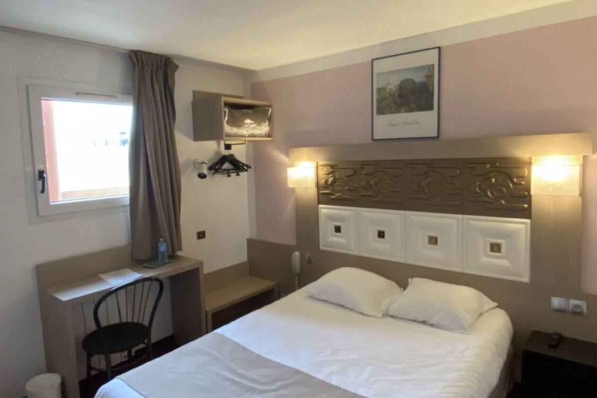 Hypo-allergenic bedding available, desk, WiFi (free), bed sheets