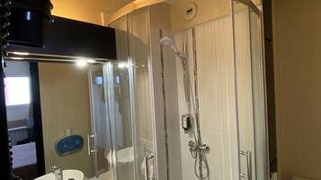Combined shower/tub, spring water tub, free toiletries, hair dryer