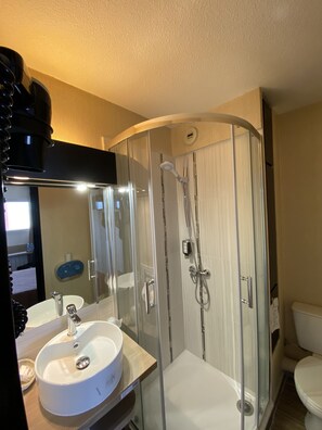 Combined shower/bathtub, spring water bathtub, free toiletries - Hotel Kimotel (Epone)
