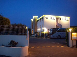 Front of property - evening/night - Hotel Kimotel (Epone)