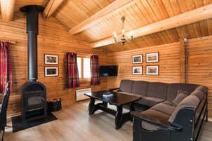 舒适小屋, 多张床 | 起居区 | 32-英寸纯平电视 （配备有线频道）、电视