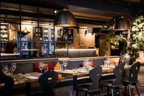 2 restaurants, spécialités Cuisine internationale