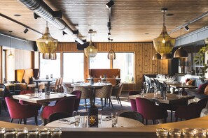 2 restaurantes, café da manhã, culinária internacional