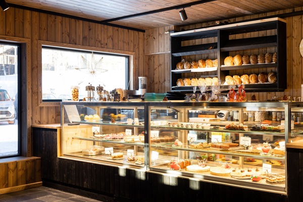 2 restaurants; breakfast, lunch, and dinner served