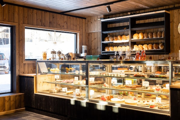 2 restaurants; breakfast, lunch and dinner served 
